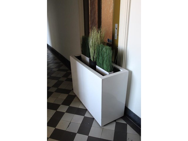 Kunststof bloemenbak met kunststof planten. afmeting 94 x 38 x 72 cm. - afbeelding 2 van  2