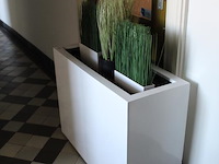 Kunststof bloemenbak met kunststof planten. afmeting 94 x 38 x 72 cm. - afbeelding 2 van  2