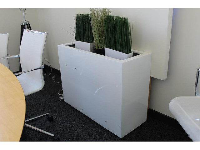 Kunststof bloemenbak met kunststof planten. afmeting 94 x 38 x 72 cm. - afbeelding 1 van  2