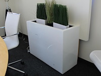 Kunststof bloemenbak met kunststof planten. afmeting 94 x 38 x 72 cm. - afbeelding 1 van  2