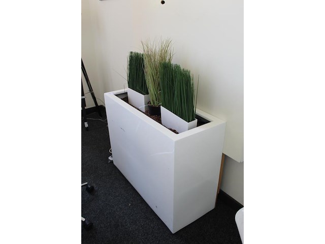 Kunststof bloemenbak met kunststof planten. afmeting 94 x 38 x 72 cm. - afbeelding 2 van  2