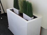 Kunststof bloemenbak met kunststof planten. afmeting 94 x 38 x 72 cm. - afbeelding 2 van  2