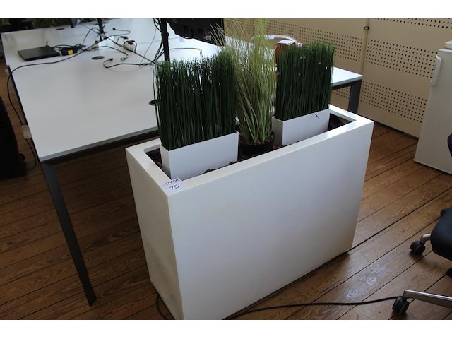 Kunststof bloemenbak met kunststof planten. afmeting 94 x 38 x 72 cm. - afbeelding 1 van  3
