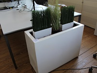 Kunststof bloemenbak met kunststof planten. afmeting 94 x 38 x 72 cm. - afbeelding 1 van  3