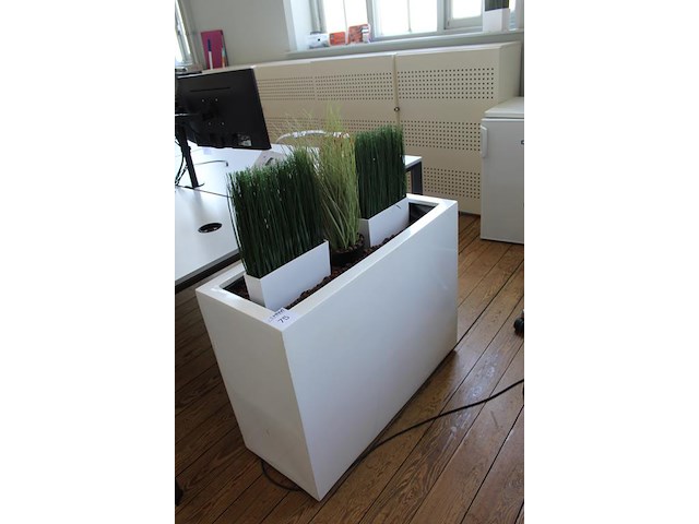 Kunststof bloemenbak met kunststof planten. afmeting 94 x 38 x 72 cm. - afbeelding 2 van  3