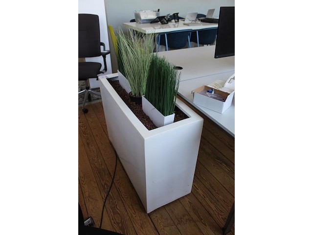 Kunststof bloemenbak met kunststof planten. afmeting 94 x 38 x 72 cm. - afbeelding 3 van  3