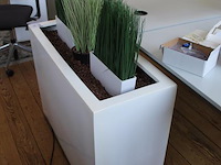 Kunststof bloemenbak met kunststof planten. afmeting 94 x 38 x 72 cm. - afbeelding 3 van  3