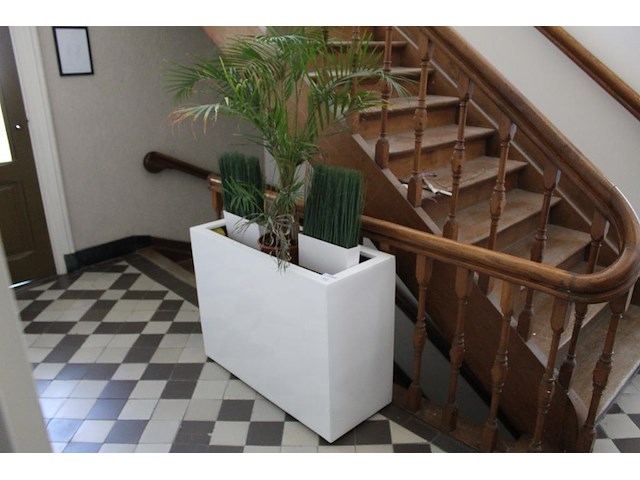 Kunststof bloemenbak met plant en kunststof planten. afmeting 94 x 38 x 72 cm. - afbeelding 1 van  3
