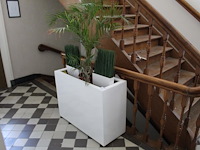 Kunststof bloemenbak met plant en kunststof planten. afmeting 94 x 38 x 72 cm. - afbeelding 1 van  3