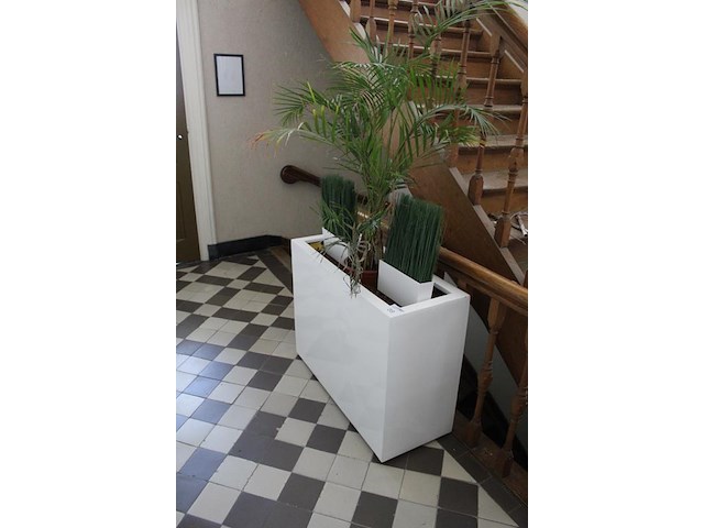 Kunststof bloemenbak met plant en kunststof planten. afmeting 94 x 38 x 72 cm. - afbeelding 2 van  3