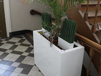 Kunststof bloemenbak met plant en kunststof planten. afmeting 94 x 38 x 72 cm. - afbeelding 2 van  3