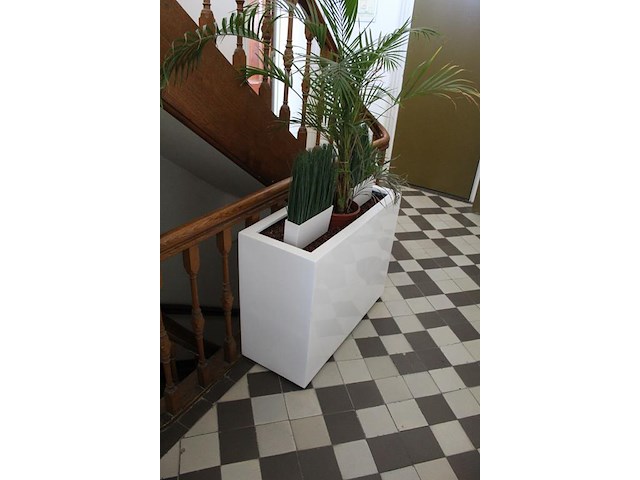 Kunststof bloemenbak met plant en kunststof planten. afmeting 94 x 38 x 72 cm. - afbeelding 3 van  3