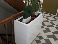 Kunststof bloemenbak met plant en kunststof planten. afmeting 94 x 38 x 72 cm. - afbeelding 3 van  3