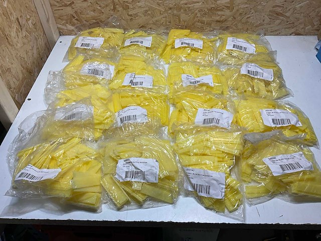 Kunststof blokjes tun 24x4x100 (1600x) - afbeelding 1 van  5