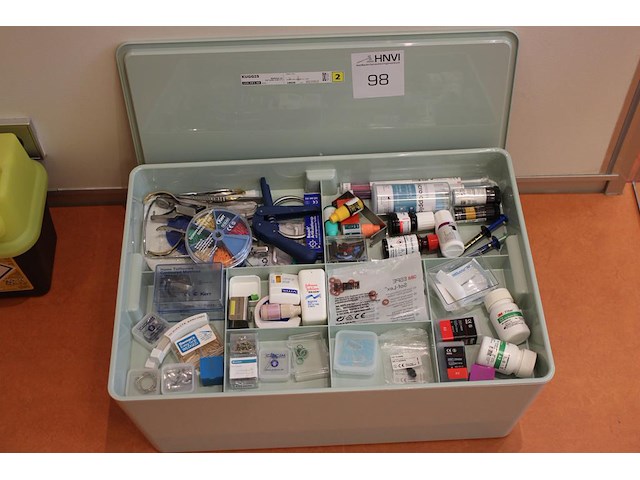 Kunststof box met diverse tandarts gerelateerde produkten. - afbeelding 1 van  2