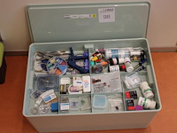 Kunststof box met diverse tandarts gerelateerde produkten. - afbeelding 1 van  2