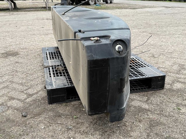Kunststof brandstoftank voor koelmotoren op koelcontainer - afbeelding 3 van  8