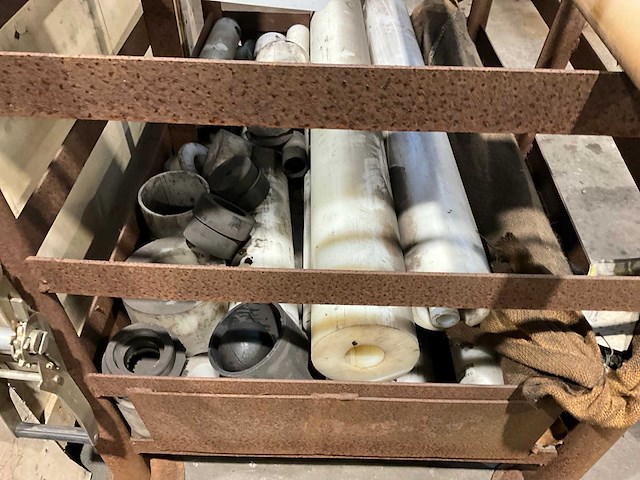 Kunststof bussen voorraad - afbeelding 2 van  4