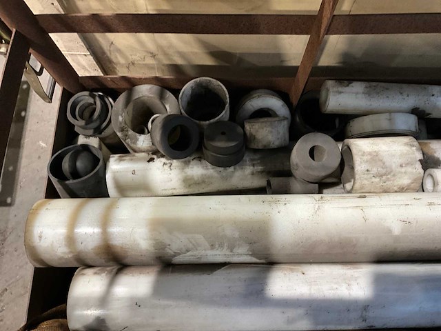 Kunststof bussen voorraad - afbeelding 3 van  4