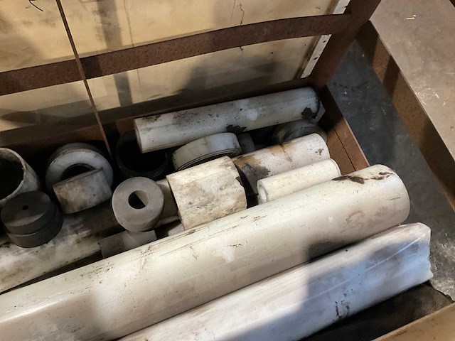 Kunststof bussen voorraad - afbeelding 4 van  4