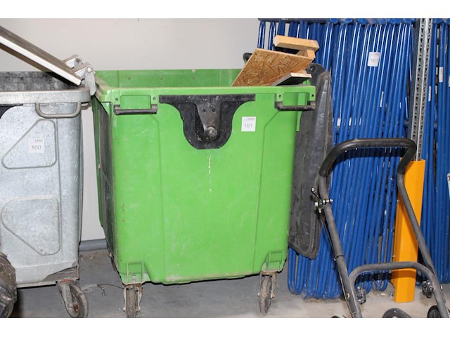 Kunststof container 1000 l gevuld met restant hout. - afbeelding 1 van  2