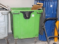 Kunststof container 1000 l gevuld met restant hout. - afbeelding 1 van  2