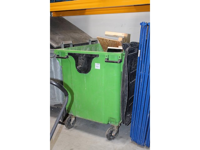 Kunststof container 1000 l gevuld met restant hout. - afbeelding 2 van  2