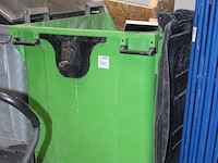 Kunststof container 1000 l gevuld met restant hout. - afbeelding 2 van  2