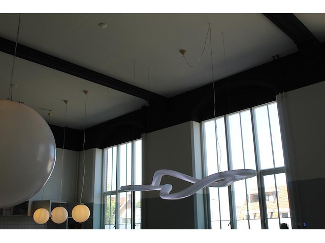 Kunststof design lamp slide. afmeting circa 290 x 120 cm. let op, u dient zelf te demonteren met eigen hog... - afbeelding 2 van  4