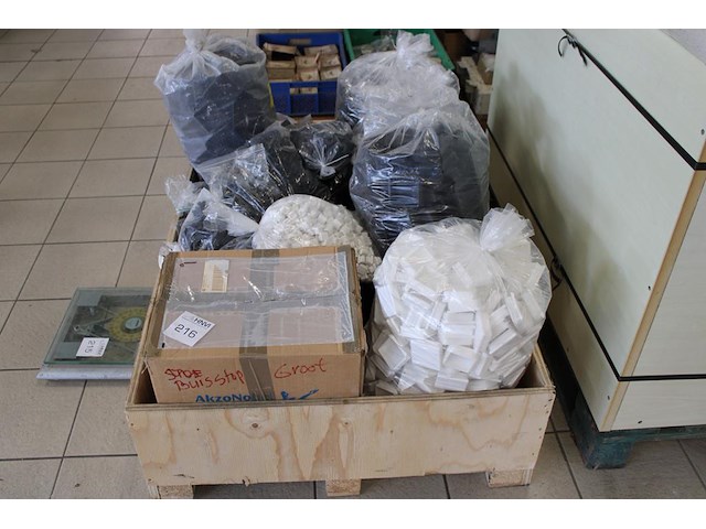 Kunststof doppen / voeten t.b.v. metalen tafel- / stoelpoten op pallet. - afbeelding 1 van  3