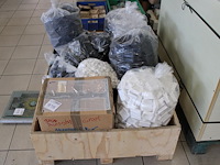 Kunststof doppen / voeten t.b.v. metalen tafel- / stoelpoten op pallet. - afbeelding 1 van  3