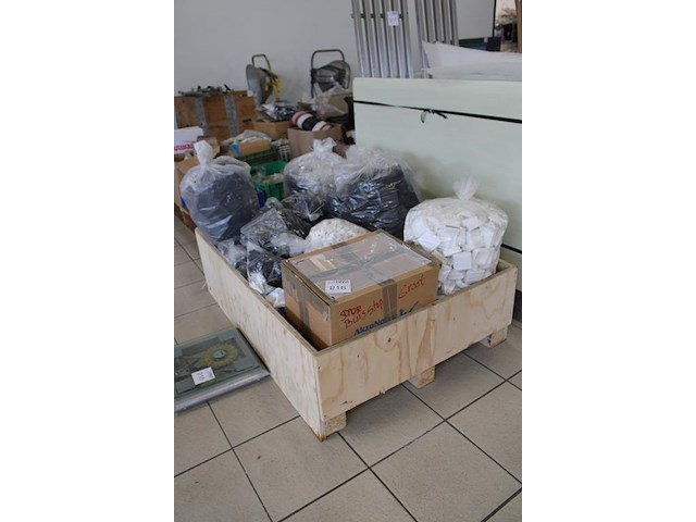 Kunststof doppen / voeten t.b.v. metalen tafel- / stoelpoten op pallet. - afbeelding 2 van  3