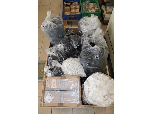 Kunststof doppen / voeten t.b.v. metalen tafel- / stoelpoten op pallet. - afbeelding 3 van  3