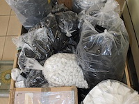 Kunststof doppen / voeten t.b.v. metalen tafel- / stoelpoten op pallet. - afbeelding 3 van  3