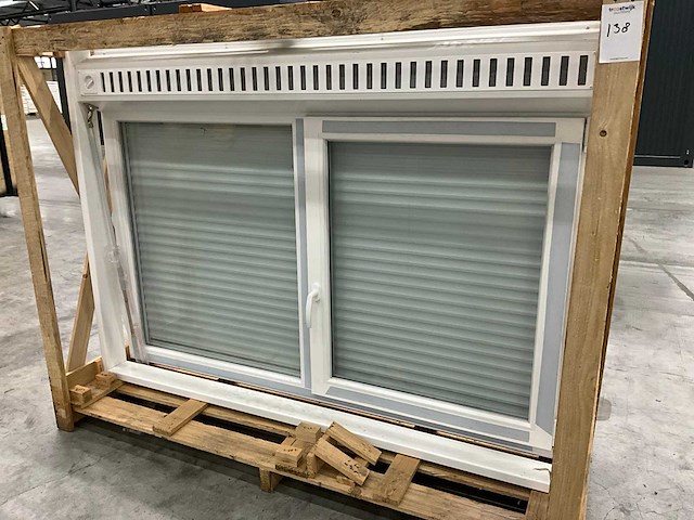 Kunststof draai-kiepraam met kliklijst - afbeelding 1 van  5