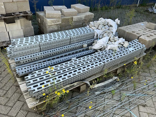 Kunststof geperforeerd u-profiel (80x) - afbeelding 1 van  3