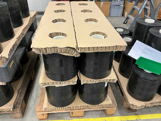 Kunststof grondstof op rol (48x) - afbeelding 4 van  4