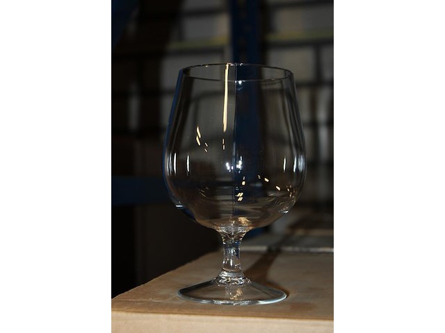 Kunststof / hardcup bierglazen op voet 520cc in 6 dozen op pallet. totaal 900 stuks. - afbeelding 3 van  3