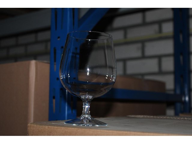 Kunststof / hardcup bierglazen op voet 520cc in 6 dozen op pallet. totaal 900 stuks. - afbeelding 3 van  3