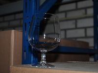 Kunststof / hardcup bierglazen op voet 520cc in 6 dozen op pallet. totaal 900 stuks. - afbeelding 3 van  3