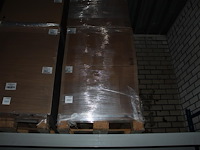 Kunststof / hardcup bierglazen op voet 520cc in 6 dozen op pallet. totaal 900 stuks. - afbeelding 1 van  3