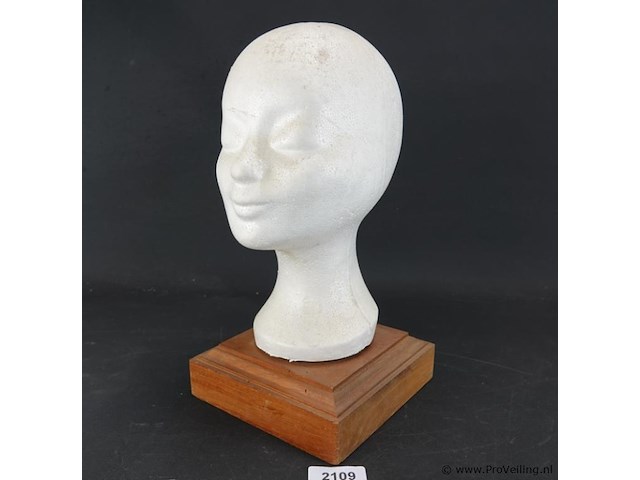 Kunststof hoofd op houten basement - afbeelding 1 van  5