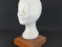 Kunststof hoofd op houten basement - afbeelding 1 van  5