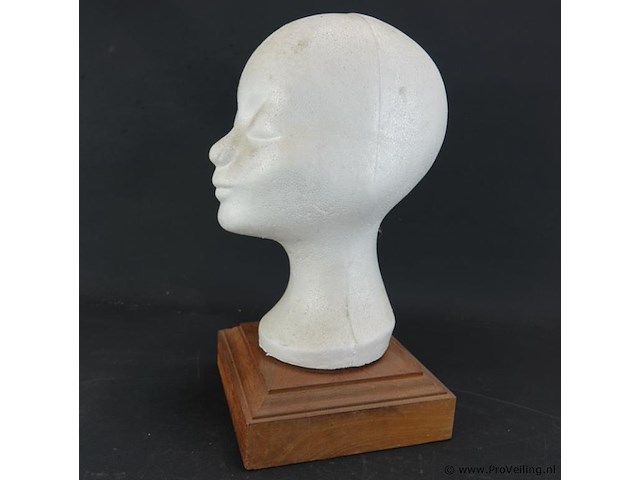 Kunststof hoofd op houten basement - afbeelding 2 van  5