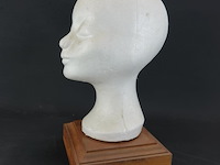 Kunststof hoofd op houten basement - afbeelding 2 van  5