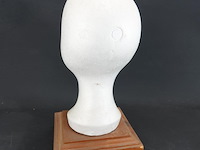 Kunststof hoofd op houten basement - afbeelding 3 van  5