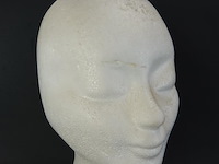 Kunststof hoofd op houten basement - afbeelding 4 van  5