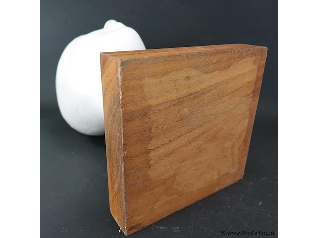 Kunststof hoofd op houten basement - afbeelding 5 van  5