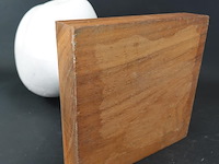 Kunststof hoofd op houten basement - afbeelding 5 van  5