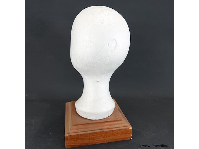 Kunststof hoofd op houten basement - afbeelding 3 van  5